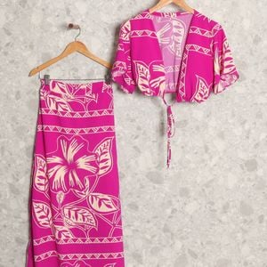 conjunto cropped e saia rosa folhagens 150865988?action_source=76891&ref=home_home&rsp=1&rspix=1