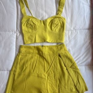 conjunto cropped e short saia garage pp 151619925?action_source=76858&ref=home_home&rsp=1&rspix=1