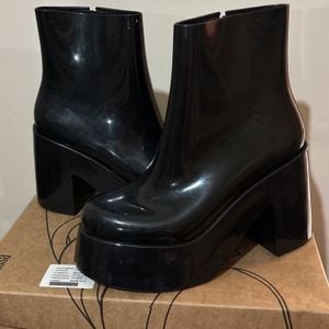 bota melissa nubia ii preta 41 150475428?action_source=76405&ref=home_home&rsp=1&rspix=1