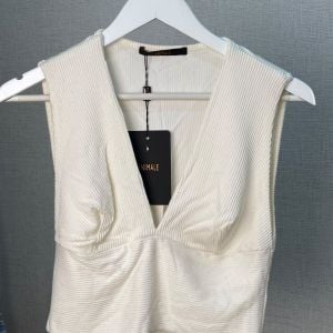 blusa cropped canelada off white animale 152445065?action_source=77221&ref=home_home&rsp=1&rspix=1