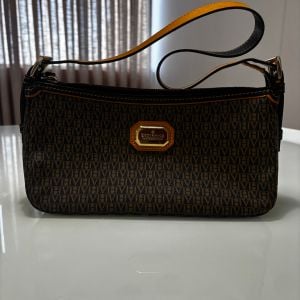 bolsa victor hugo monograma marrom 153068165?action_source=67222&ref=home_home&rsp=1&rspix=1