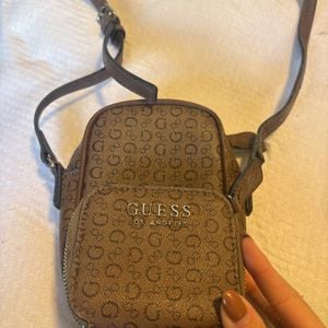 bolsa guess marrom 145430842?action_source=77090&ref=home_home&rsp=1&rspix=1