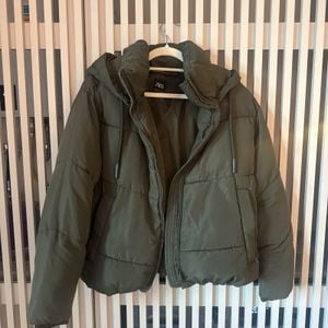 jaqueta puffer zara verde militar p 146742281?action_source=31319&ref=home_home&rsp=1&rspix=1