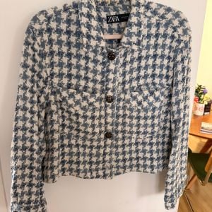 jaqueta zara tweed azul e branco 149891060?action_source=76396&ref=home_home&rsp=1&rspix=1