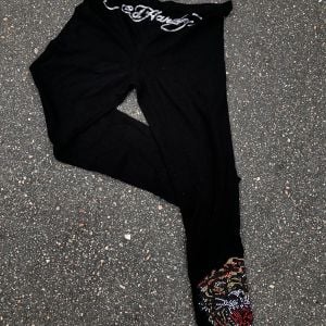 calca ed hardy preta g 143534695?action_source=72701&ref=home_home&rsp=1&rspix=1