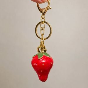 chaveiro bag charm guess original morango novo 148903524?action_source=77090&ref=home_home&rsp=1&rspix=1