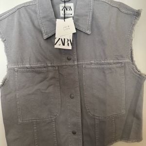 colete zara jeans cinza m 141741183?action_source=31319&ref=home_home&rsp=1&rspix=1