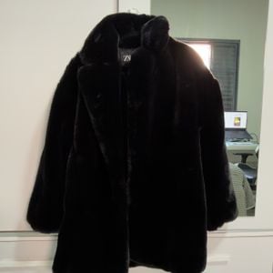 casaco de pelos zara preto g 143022350?action_source=31319&ref=home_home&rsp=1&rspix=1