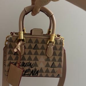bolsa schutz pequena bege 150124069?action_source=72470&ref=home_home&rsp=1&rspix=1