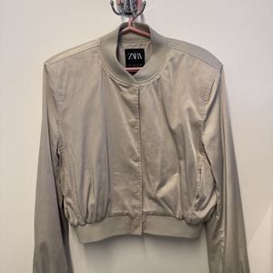 jaqueta bomber zara cinza m 152424461?action_source=75473&ref=home_home&rsp=1&rspix=1