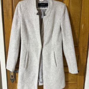 casaco zara basic em tecido tipo la batida boucle toque macio e estruturado ideal para dias frios 146985507?action_source=75013&ref=home_home&rsp=1&rspix=1