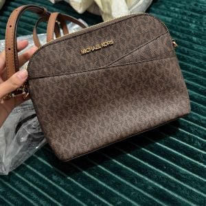 bolsa michael kors marrom monograma 147638907?action_source=72767&ref=home_home&rsp=1&rspix=1