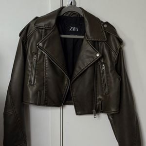 jaqueta zara couro 152002575?action_source=75772&ref=home_home&rsp=1&rspix=1