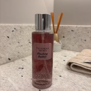 body splash victoria s secret blushing bubbly 149920630?action_source=76403&ref=home_home&rsp=1&rspix=1