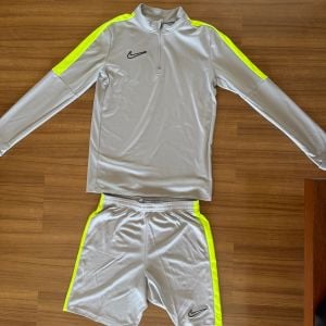 conjunto nike dri fit infantil cinza 149233024?action_source=75208&ref=home_home&rsp=1&rspix=1