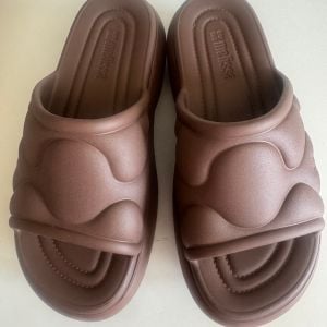 chinelo sandalia melissa slide marrom 151203857?action_source=76405&ref=home_home&rsp=1&rspix=1