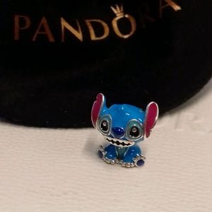 charm disney stitch prata 151153841?action_source=67326&ref=home_home&rsp=1&rspix=1