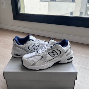 tenis new balance 530 tamanho 37 branco e azul marinho 152281632?action_source=76398&ref=home_home&rsp=1&rspix=1
