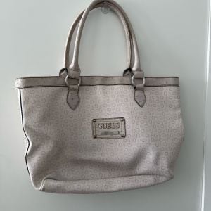 bolsa guess tote branca 139758851?action_source=71545&ref=home_home&rsp=1&rspix=1