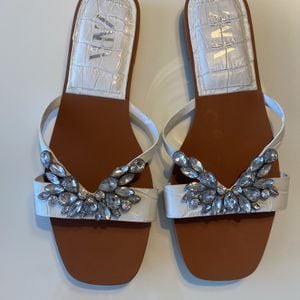 rasteirinha zara strass branca 36 152724494?action_source=77124&ref=home_home&rsp=1&rspix=1