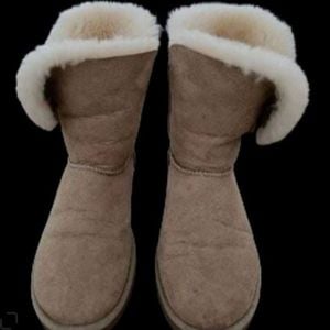 bota ugg original tamanho 37 38 brasil na cor bege claro cano medio de 21 cm em otimo estado 143585517?action_source=72965&ref=home_home&rsp=1&rspix=1