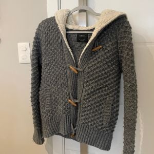 casaco zara knit cinza com capuz g 145844521?action_source=72470&ref=home_home&rsp=1&rspix=1