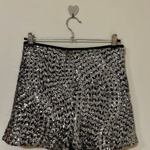 short zara paete tamanho m 151998594?action_source=76396&ref=home_home&rsp=1&rspix=1