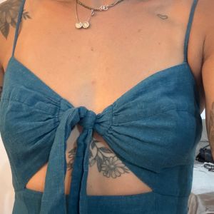 vestido azul petroleo 128541220?action_source=66827&ref=home_home&rsp=1&rspix=1