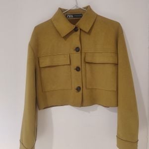 jaqueta cropped zara mostarda 145769743?action_source=72470&ref=home_home&rsp=1&rspix=1
