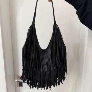 bolsa zara com franjas preta 152268054?action_source=77124&ref=home_home&rsp=1&rspix=1