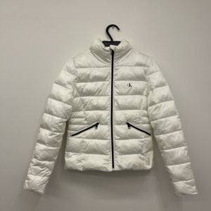 jaqueta puffer calvin klein branca m 144575197?action_source=72767&ref=home_home&rsp=1&rspix=1