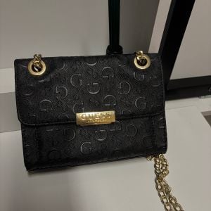 bolsa guess monograma 133266240?action_source=70655&ref=home_home&rsp=1&rspix=1