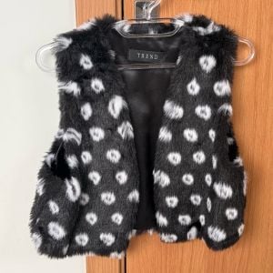 colete de pelo fake animal print preto e branco 142471274?action_source=71711&ref=home_home&rsp=1&rspix=1