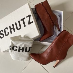 bota schutz na caixa nova linda e perfeita p o inverno 85212893?action_source=71711&ref=home_home&rsp=1&rspix=1