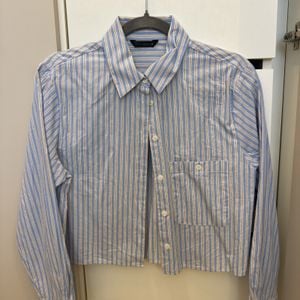 camisa zara cropped listrada azul p 151370284?action_source=75772&ref=home_home&rsp=1&rspix=1