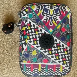 estojo kipling 100 pens original com macaquinho 126890178?action_source=67388&ref=home_home&rsp=1&rspix=1