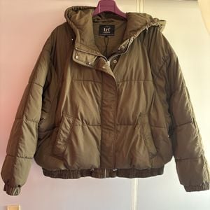 jaqueta puffer zara verde militar 145605270?action_source=73496&ref=home_home&rsp=1&rspix=1