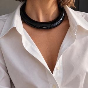colar preto rigido 152267735?action_source=77124&ref=home_home&rsp=1&rspix=1