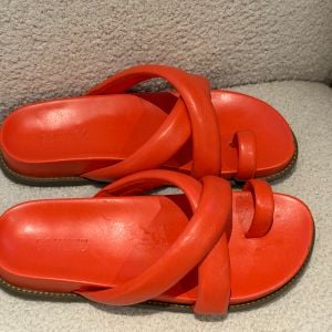 chinelao schutz 135150901?action_source=68477&ref=home_home&rsp=1&rspix=1