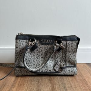 bolsa guess cinza e preta 142505477?action_source=76594&ref=home_home&rsp=1&rspix=1