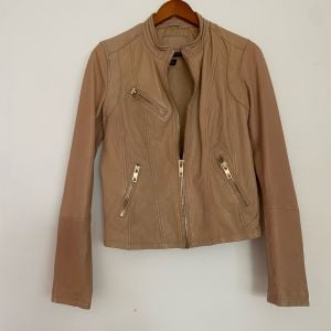 jaqueta de couro bershka 108465565?action_source=69599&ref=home_home&rsp=1&rspix=1