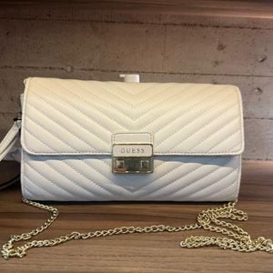 bolsa tiracolo guess branca matelasse 150010980?action_source=76594&ref=home_home&rsp=1&rspix=1