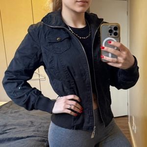 jaqueta importada preta com ziper maravilhosa comprada em barcelona na espanha 131830798?action_source=69599&ref=home_home&rsp=1&rspix=1