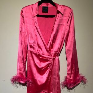 vestido pink com plumas 134974282?action_source=69599&ref=home_home&rsp=1&rspix=1