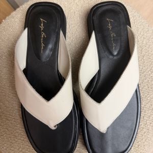 chinelo de couro plataforma baixa luiza bercelos 138082647?action_source=69863&ref=home_home&rsp=1&rspix=1