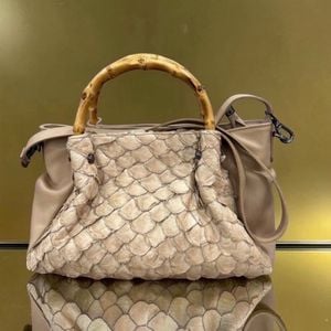 bolsa couro pirarucu alca bambu bege 151895463?action_source=67222&ref=home_home&rsp=1&rspix=1