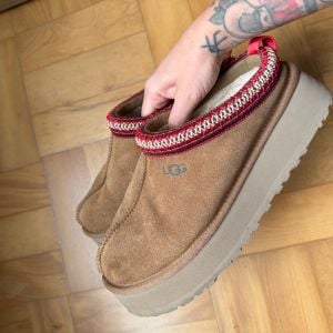 ugg slipper tazz caramelo com plataforma bordada 131079881?action_source=72965&ref=home_home&rsp=1&rspix=1