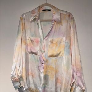camisa zara acetinada tie dye m 151850203?action_source=76858&ref=home_home&rsp=1&rspix=1