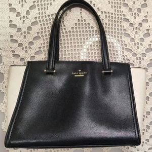 bolsa de couro kate spade preta e off white 129458305?action_source=75542&ref=home_home&rsp=1&rspix=1