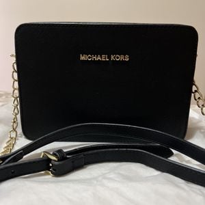 bolsa michael kors preta com alca de corrente 142701913?action_source=72470&ref=home_home&rsp=1&rspix=1